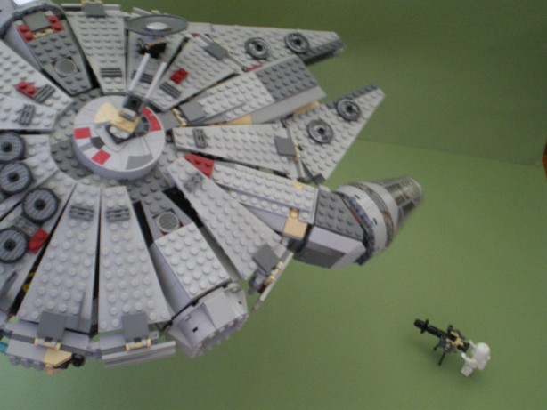 millennium_falcon_flying_away.jpg