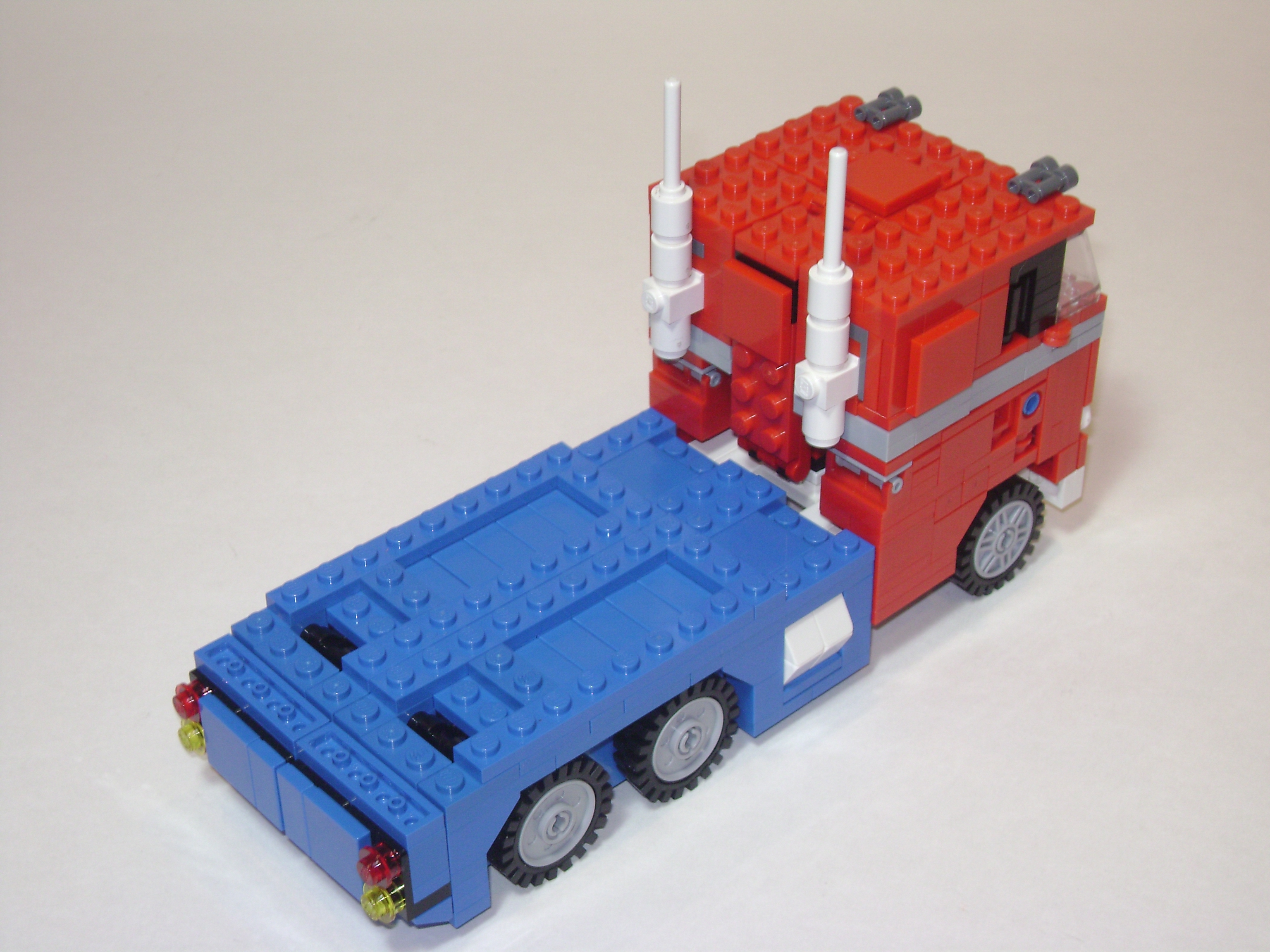 lego_optimus_prime_3.jpg