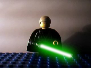 luke_skywalker_with_green_lightsaber.jpg
