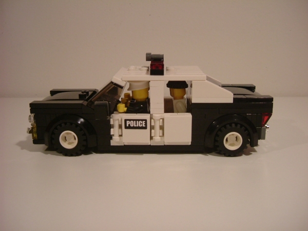 003sidepolicecar.jpg