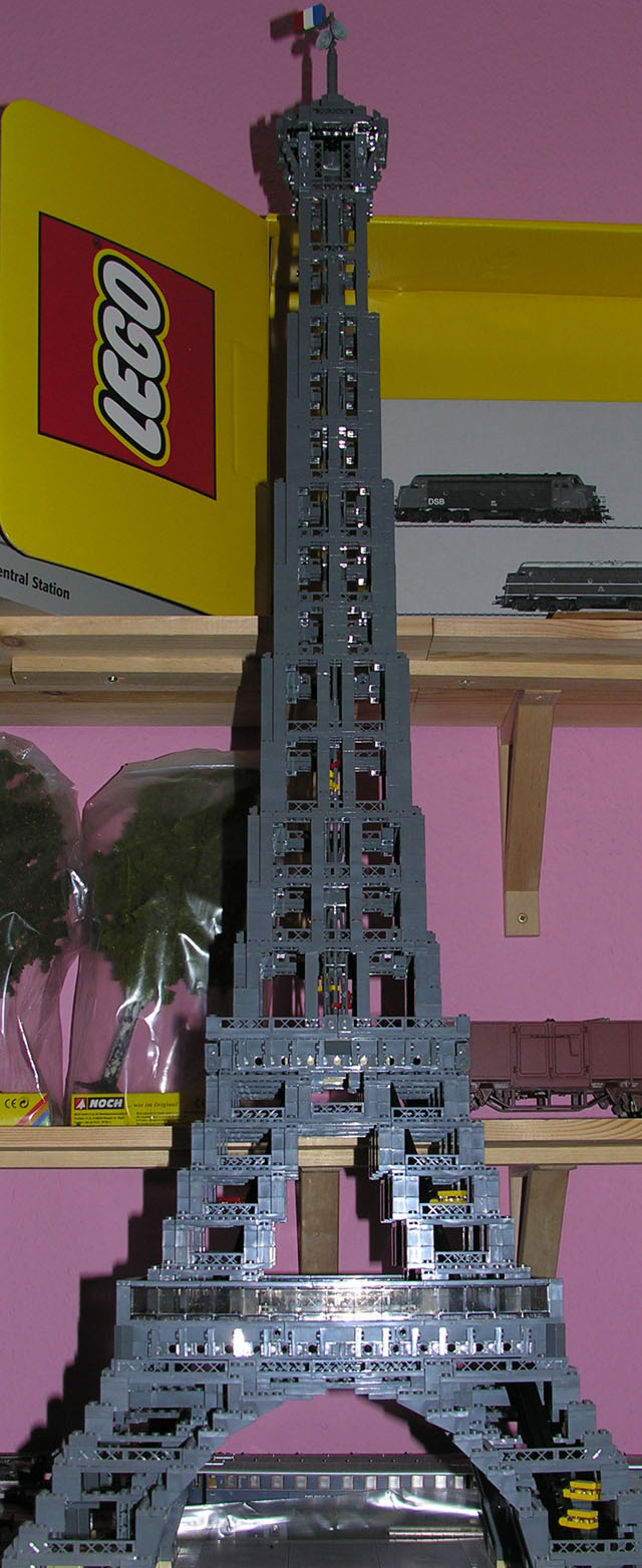 031_325000plus_lego_pieces_in_total.jpg