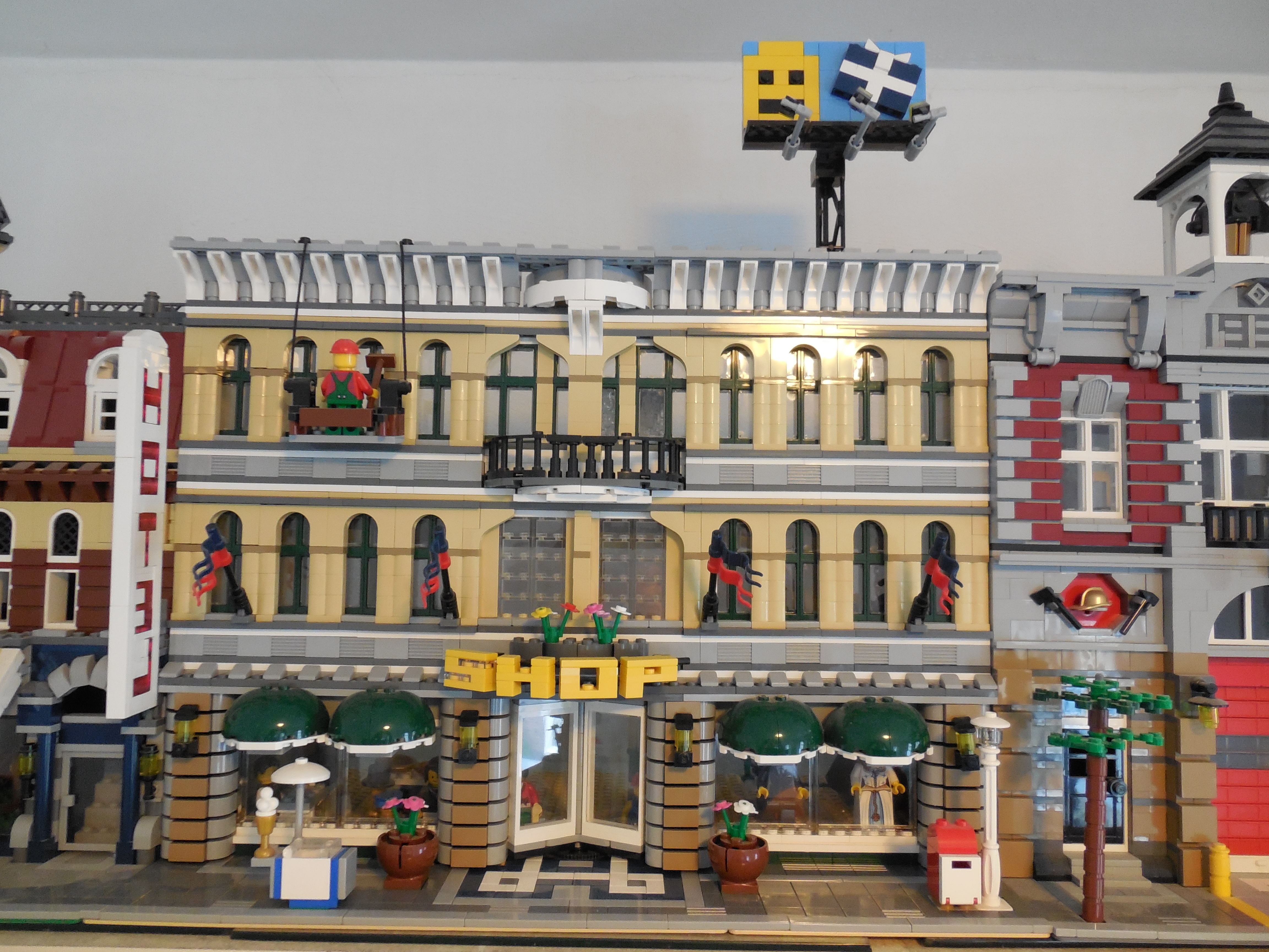 moc_10211_grand_emporium_001.jpg
