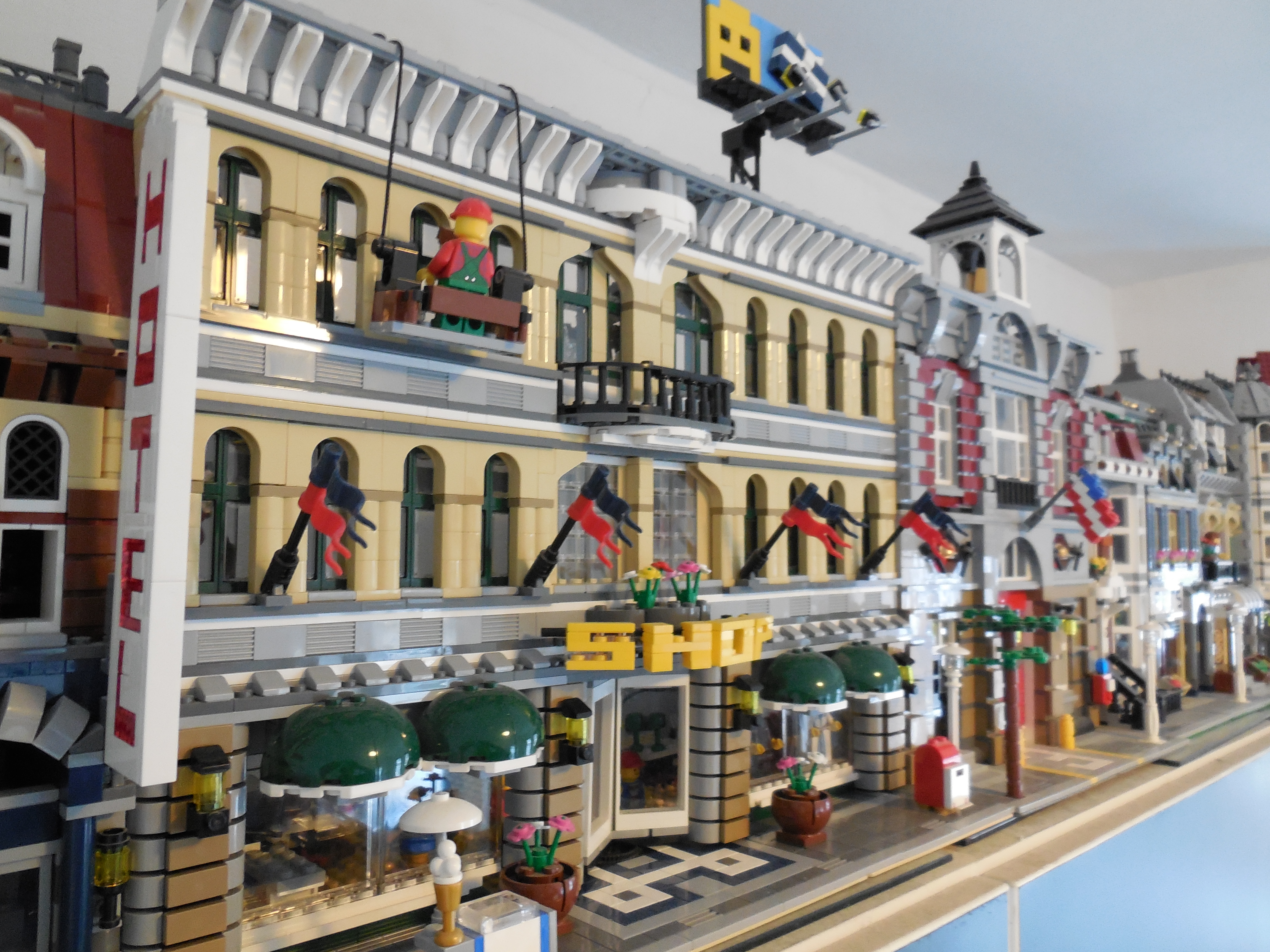 moc_10211_grand_emporium_002.jpg