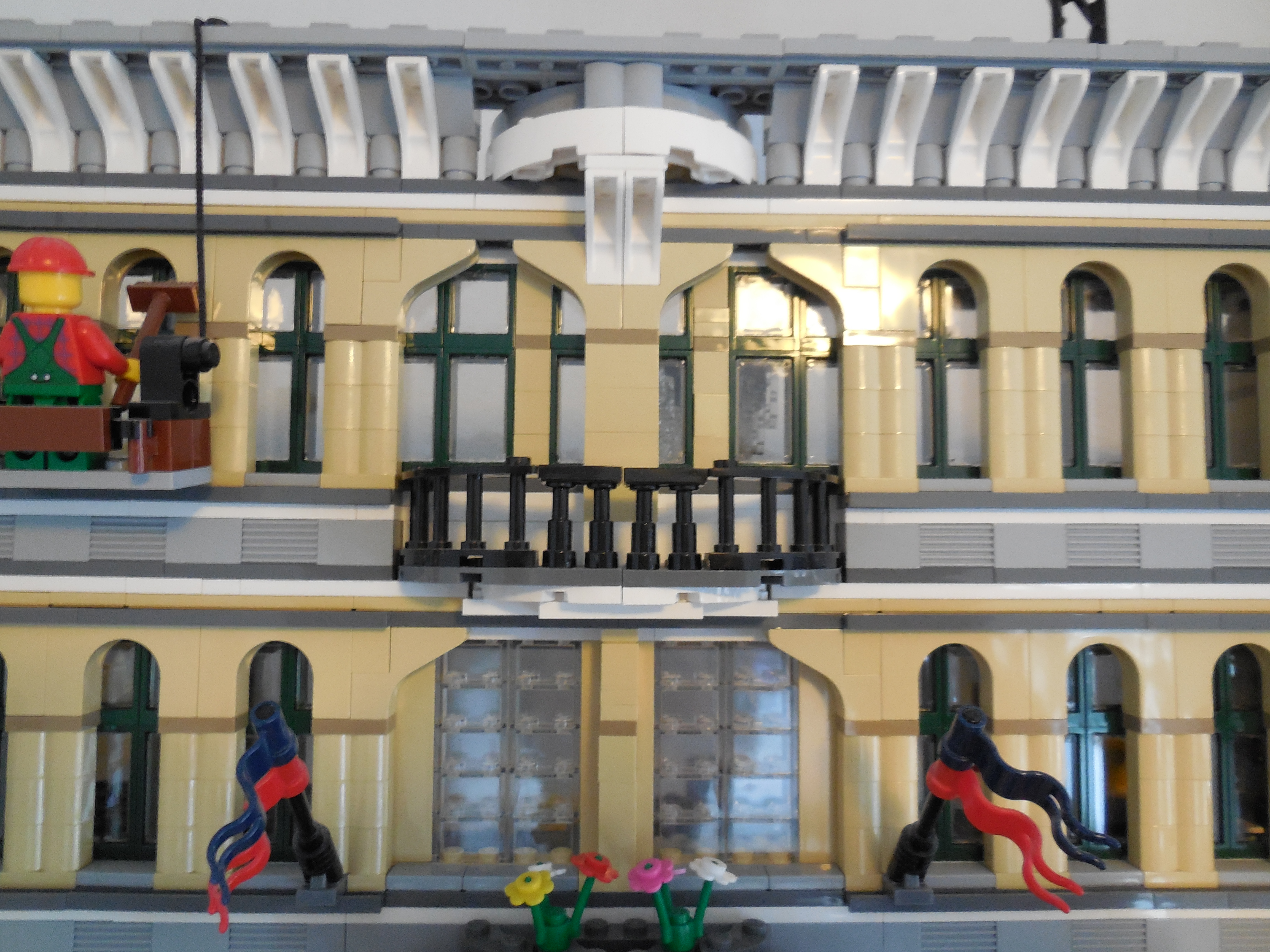 moc_10211_grand_emporium_003.jpg