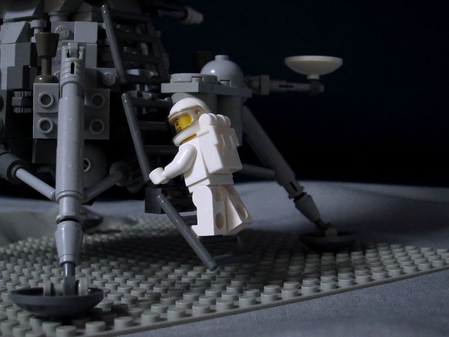lk-moonlander-02-05-moonwalk.jpg