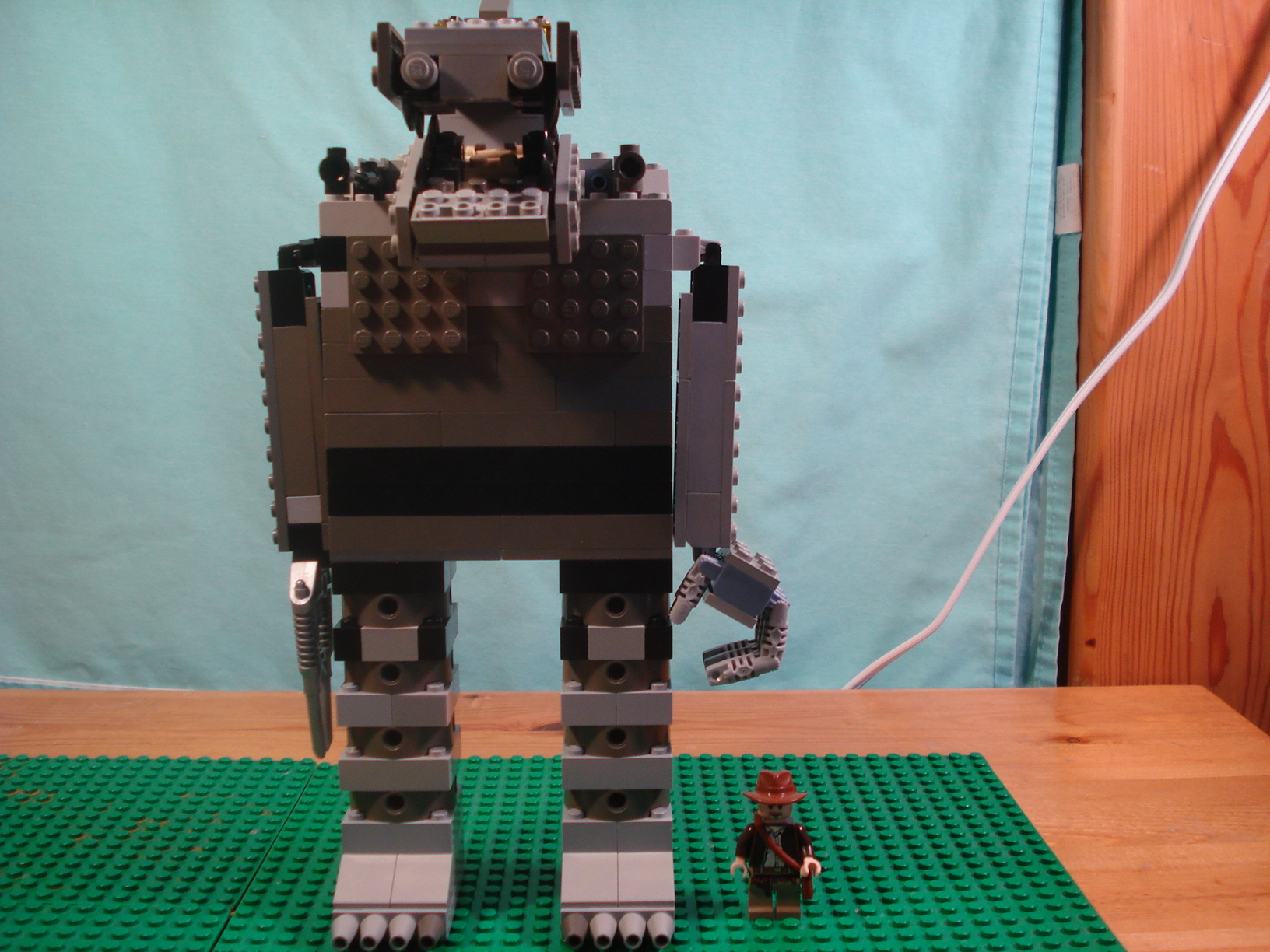i_size_with_minifig.jpg