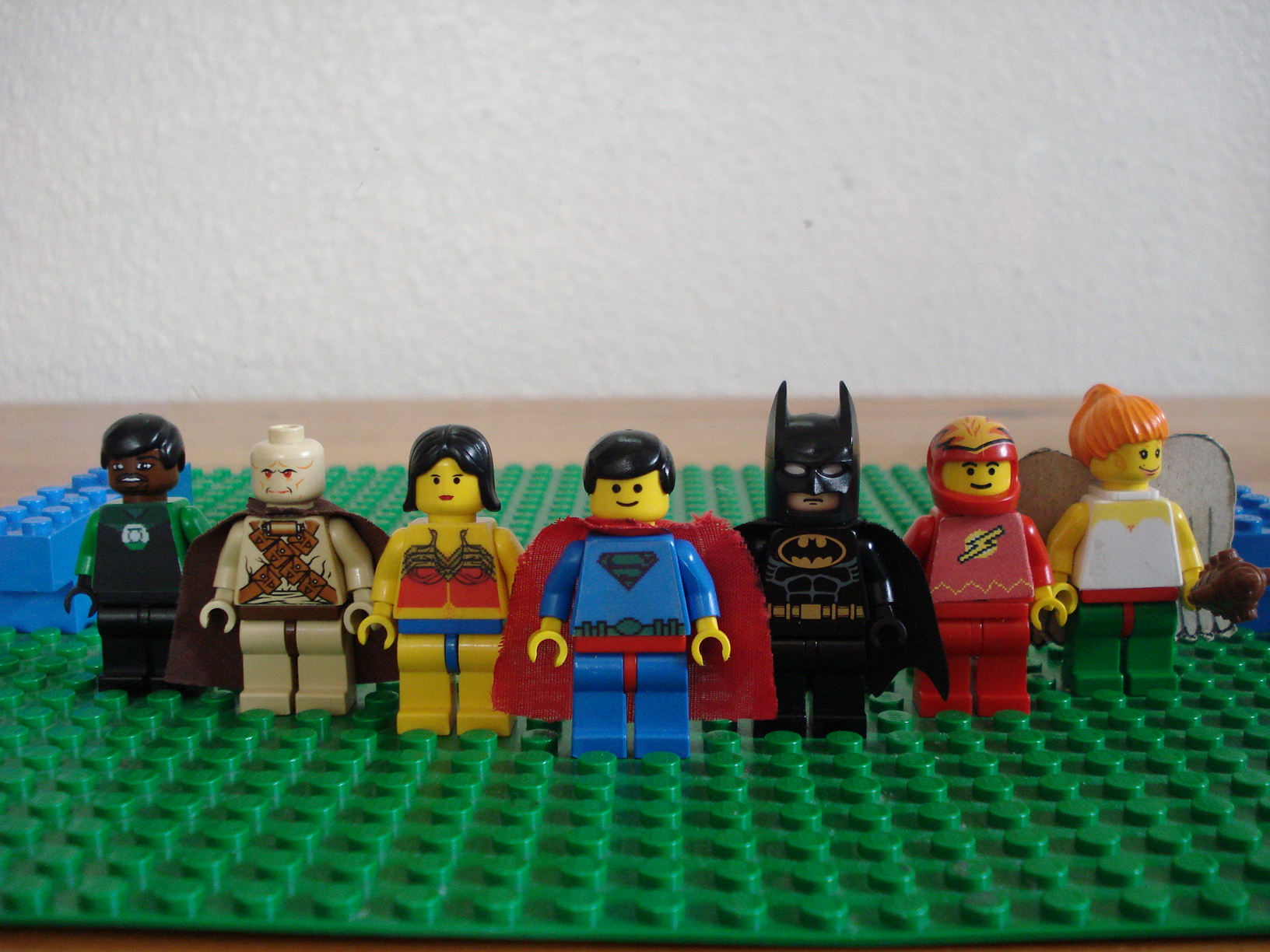 justiceleagueminifigs_001.jpg