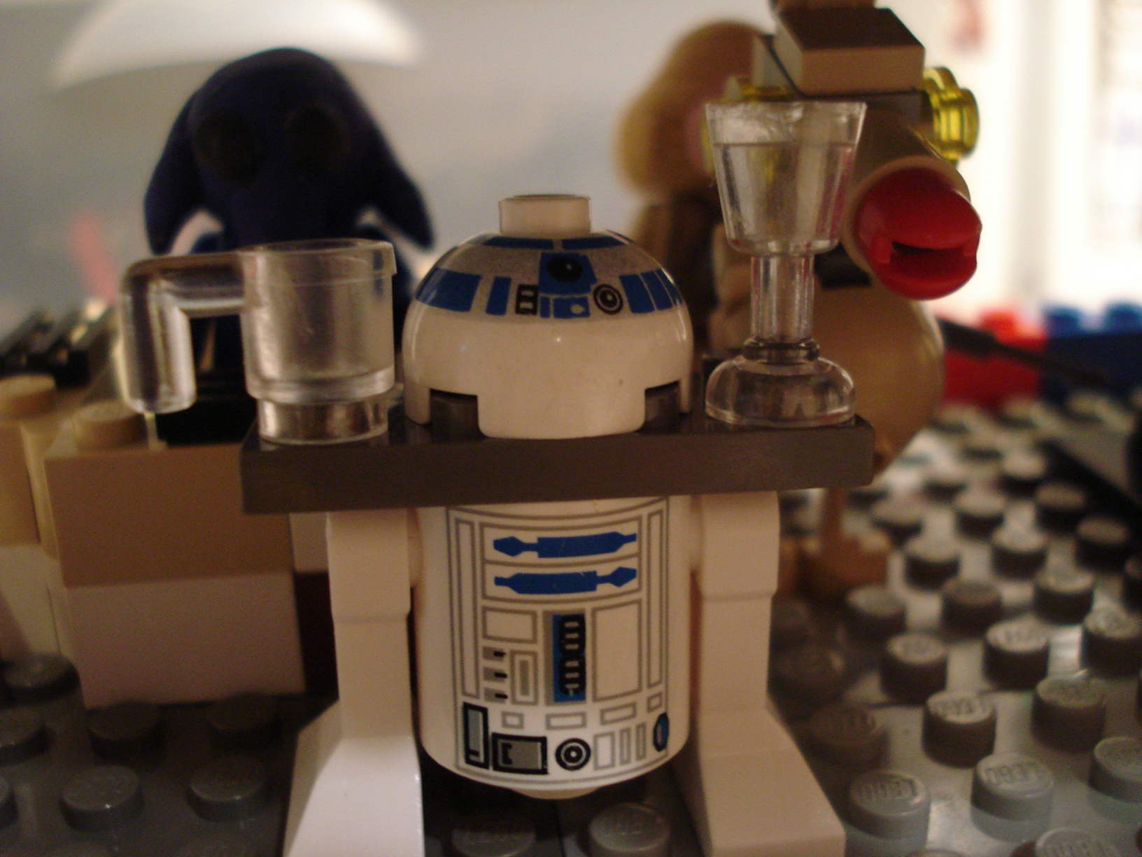 d_r2-d2_serving_drinks.jpg