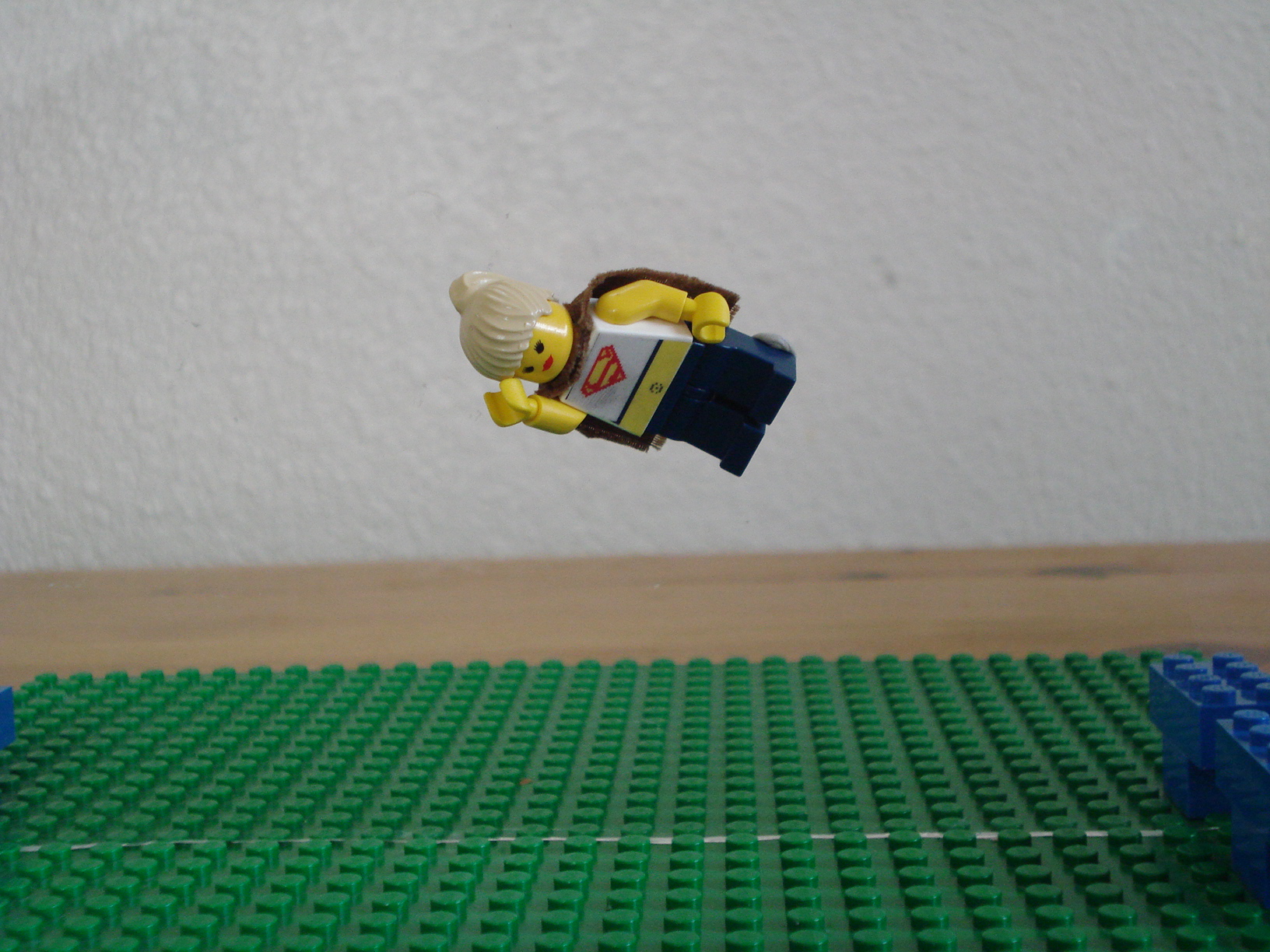supergirlminifig_001.jpg