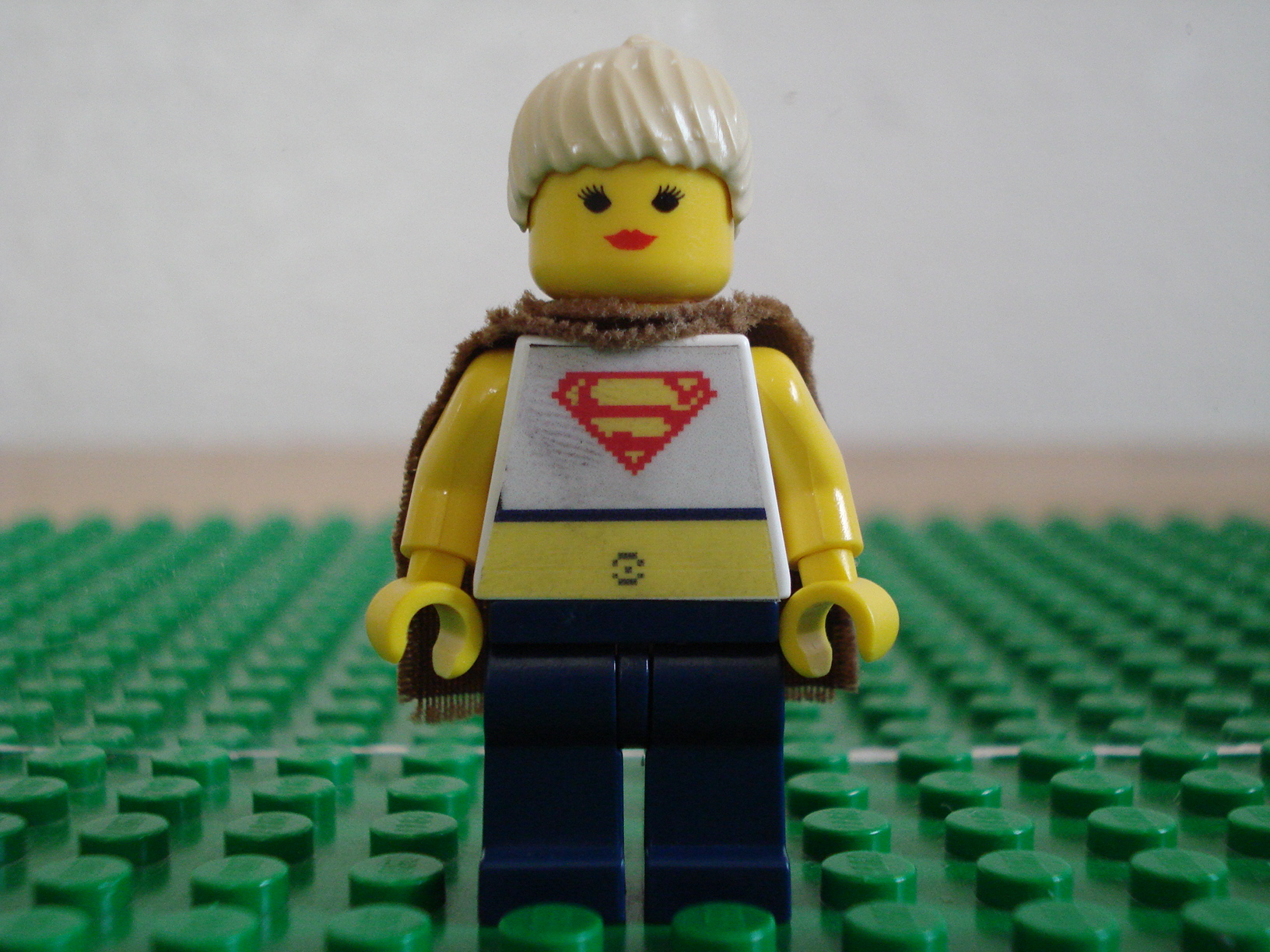 supergirlminifig_002.jpg
