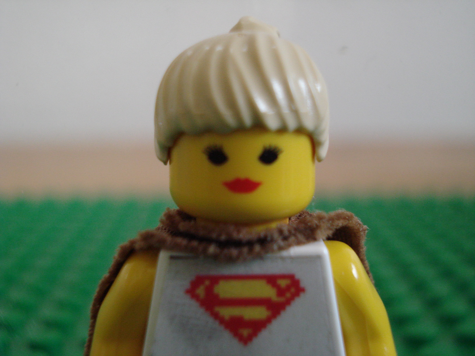 supergirlminifig_003.jpg