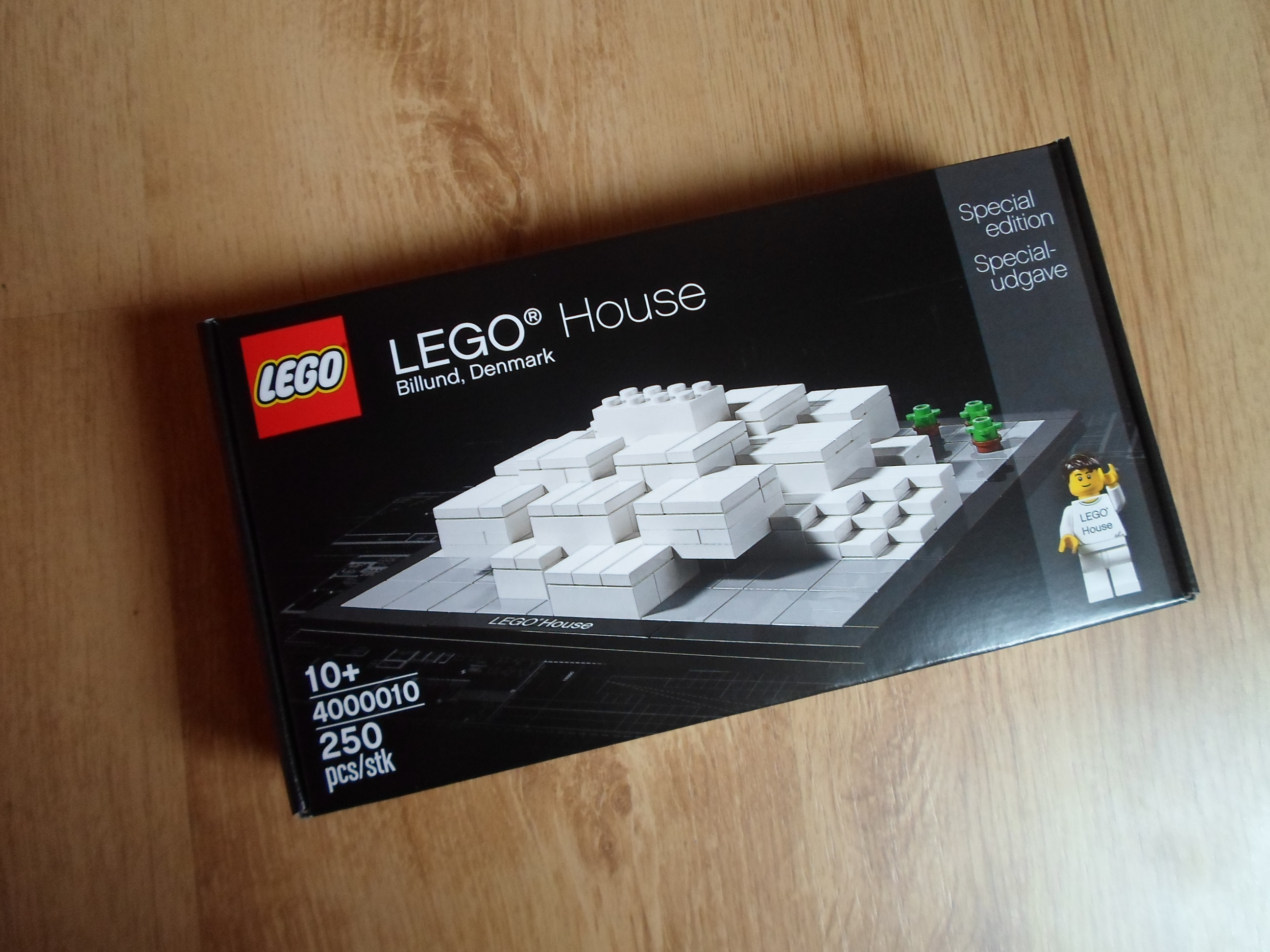 4000010_lego_house_1.jpg