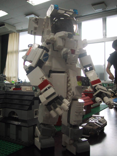poweredsuit02tz.jpg