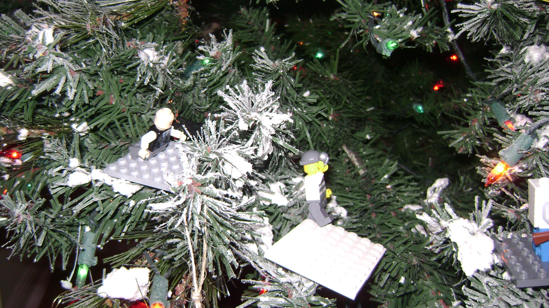 lego_brickarms_battle_of_the_christmas_tree_001.jpg