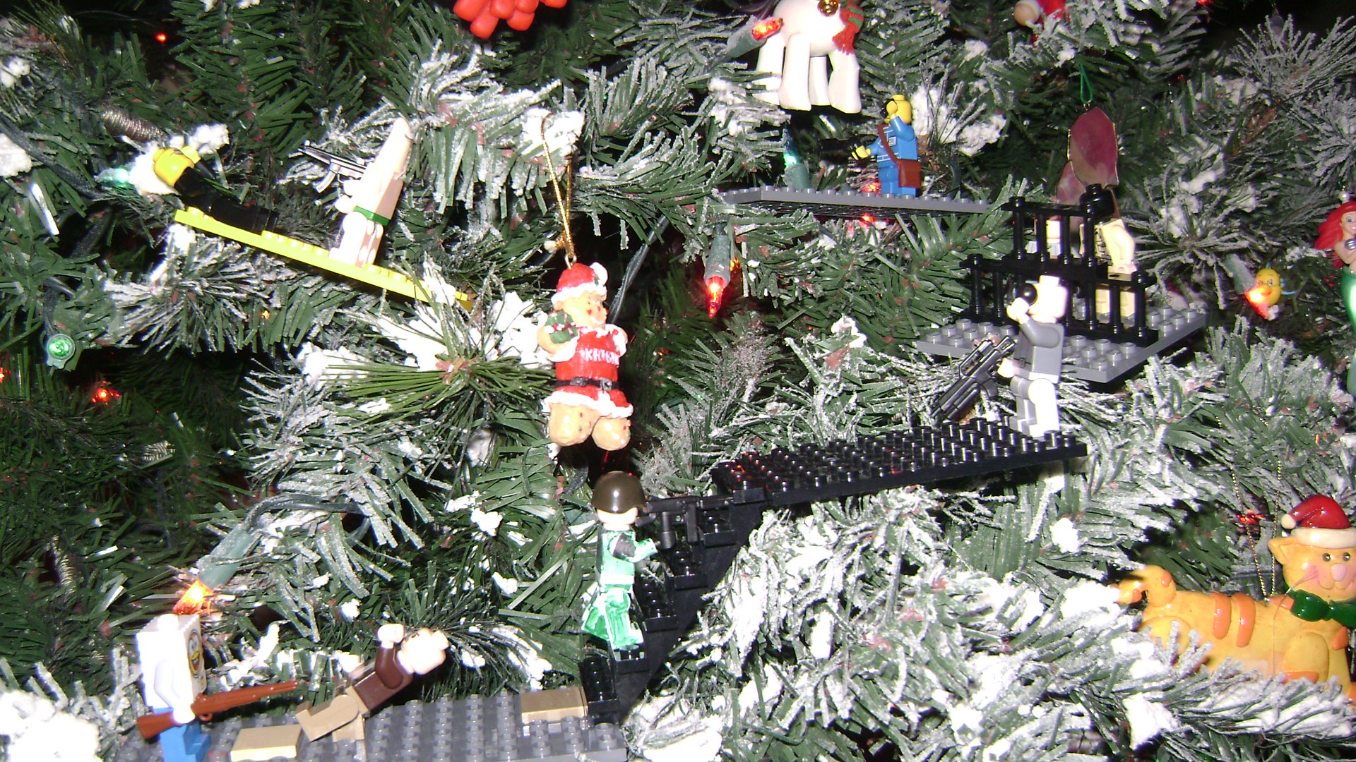 lego_brickarms_battle_of_the_christmas_tree_002.jpg