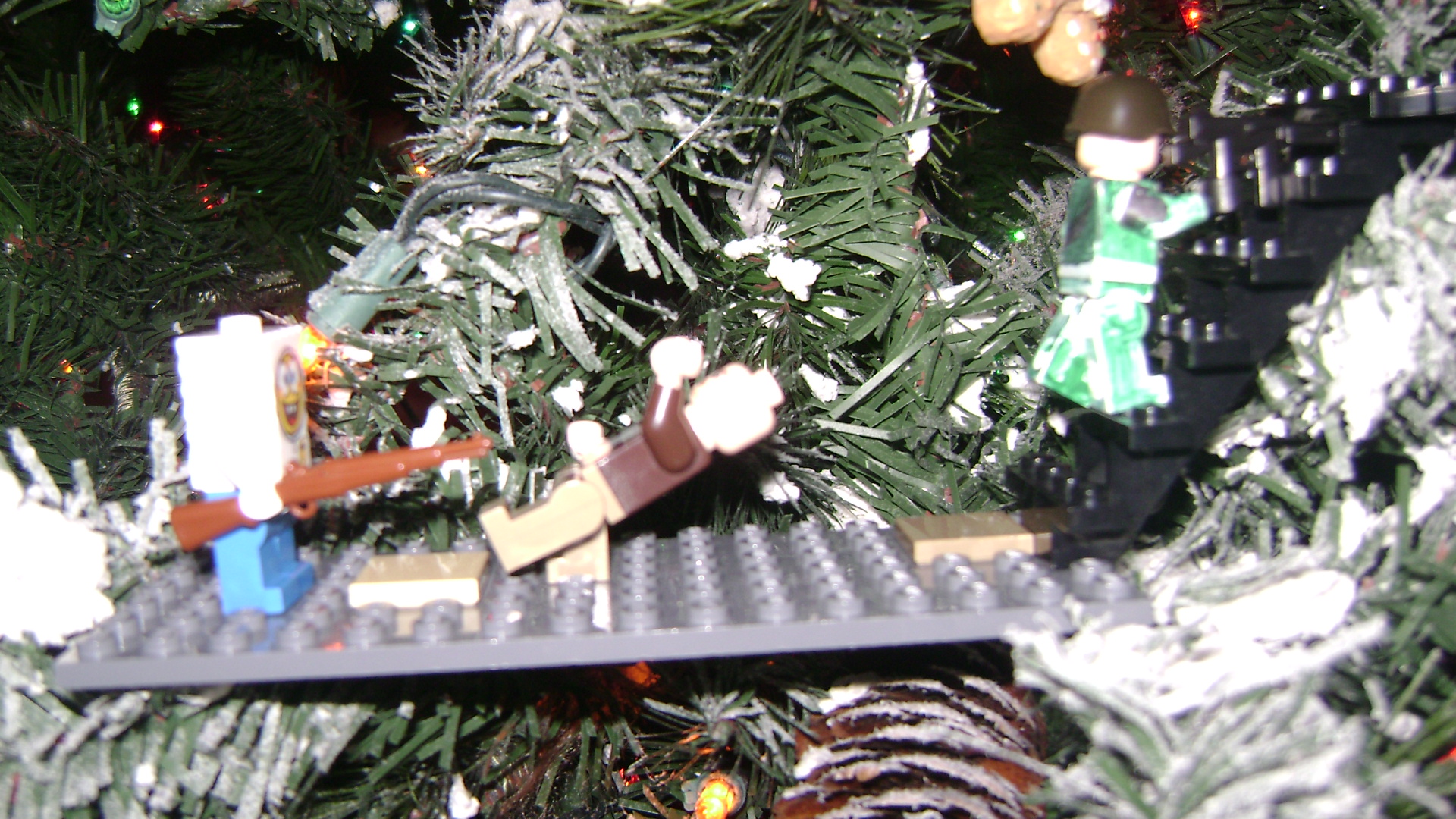 lego_brickarms_battle_of_the_christmas_tree_003.jpg