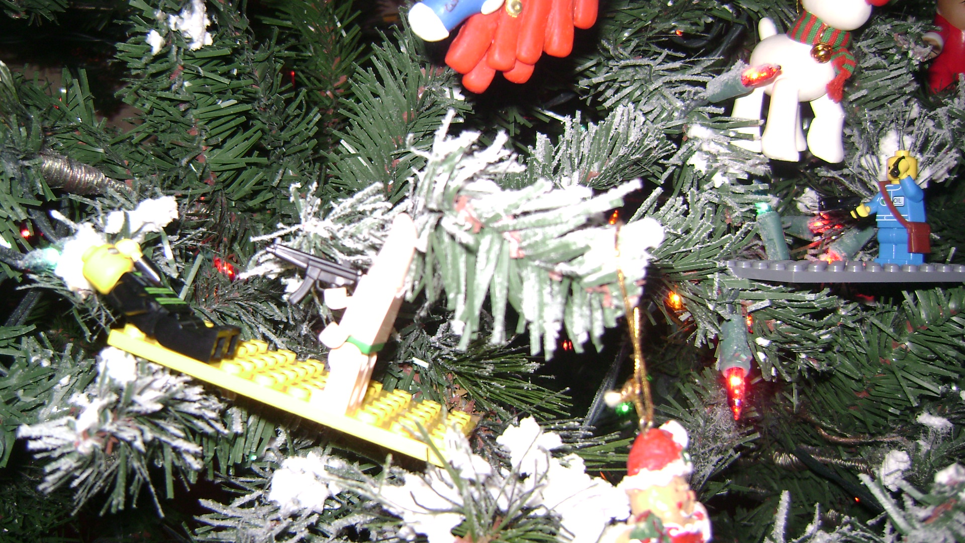 lego_brickarms_battle_of_the_christmas_tree_005.jpg