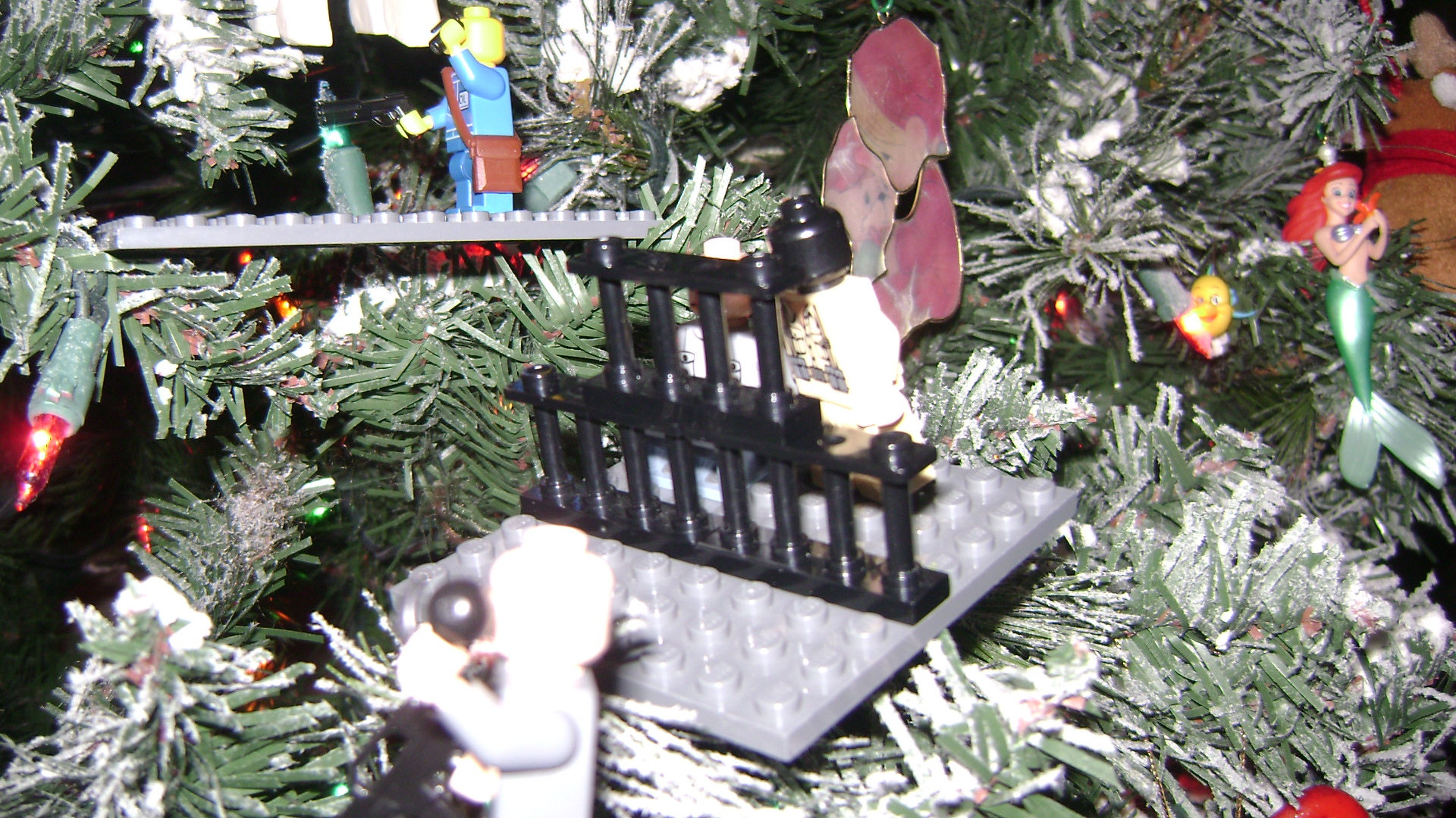 lego_brickarms_battle_of_the_christmas_tree_006.jpg