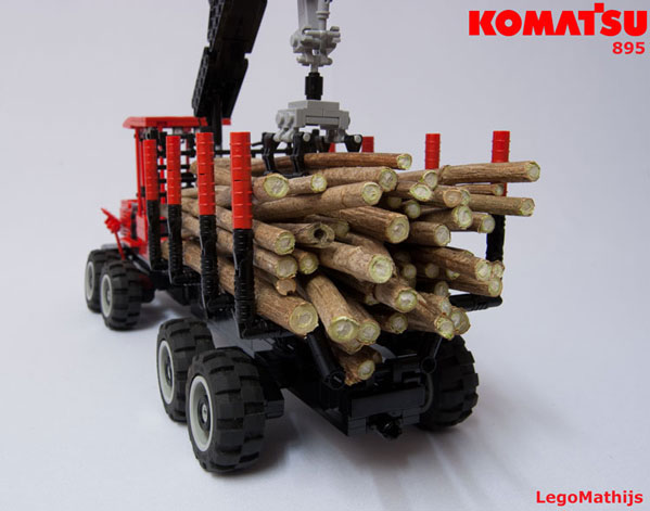 04_komatsu_895_transporting_trunks.jpg