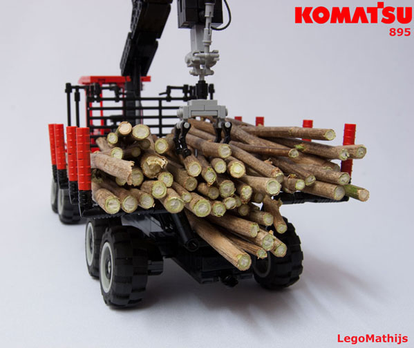 05_komatsu_895_transporting_trunks_adjusted_loadflex.jpg