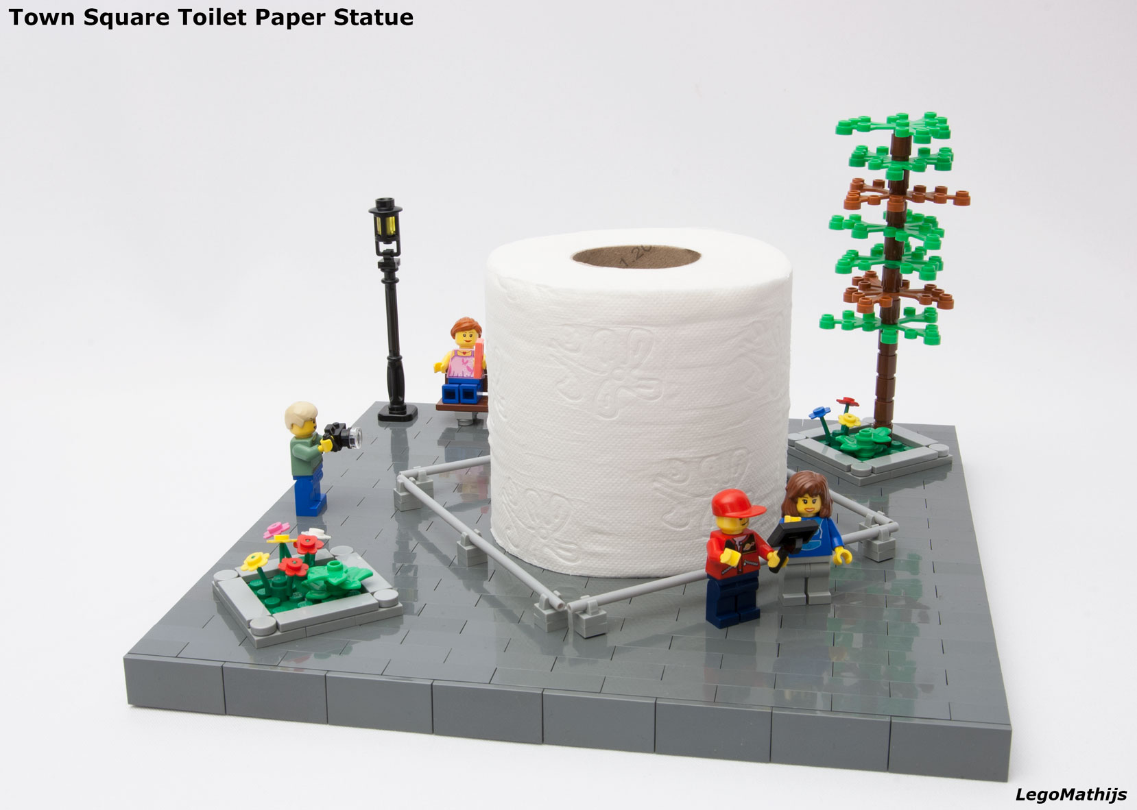 02_town_square_toilet_paper_statue.jpg