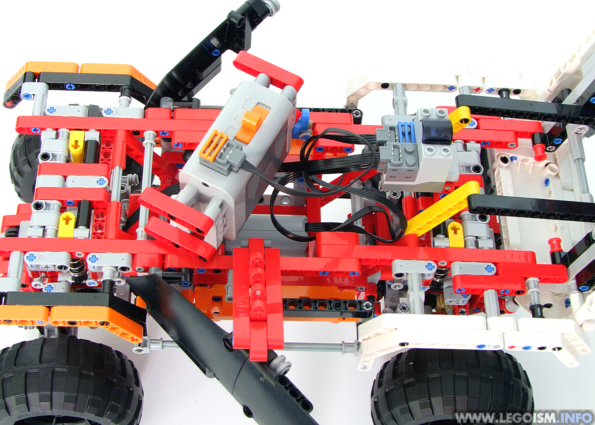 lego-9398-review-battbox.jpg
