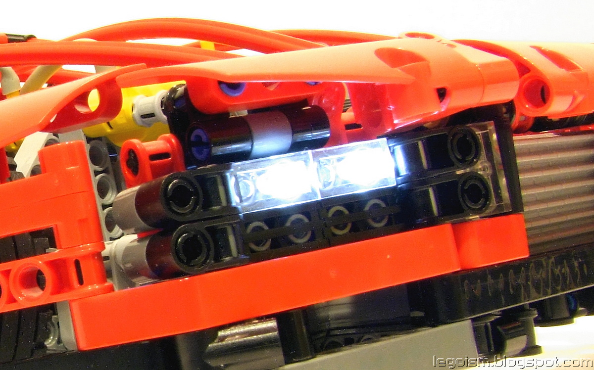 lego-technic_tgb-supercar_func-headlights.jpg