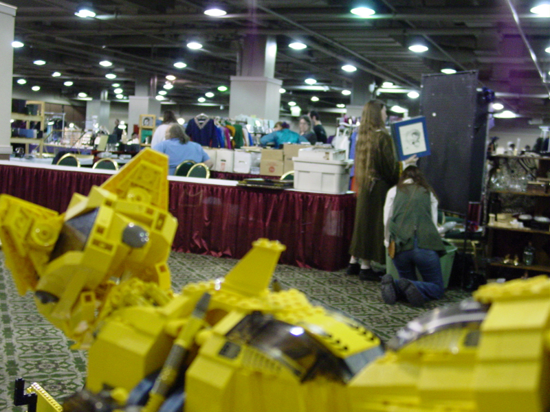 90-philcon-2004-2-sun-dealers-room.jpg