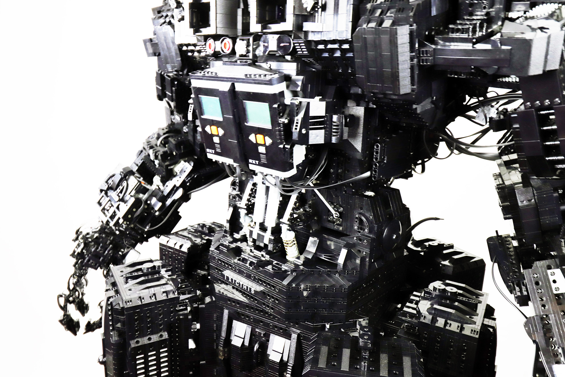 04-04-x2-ev3-med-motor-torso-articulation-ixicthis-eslc-2021.jpg