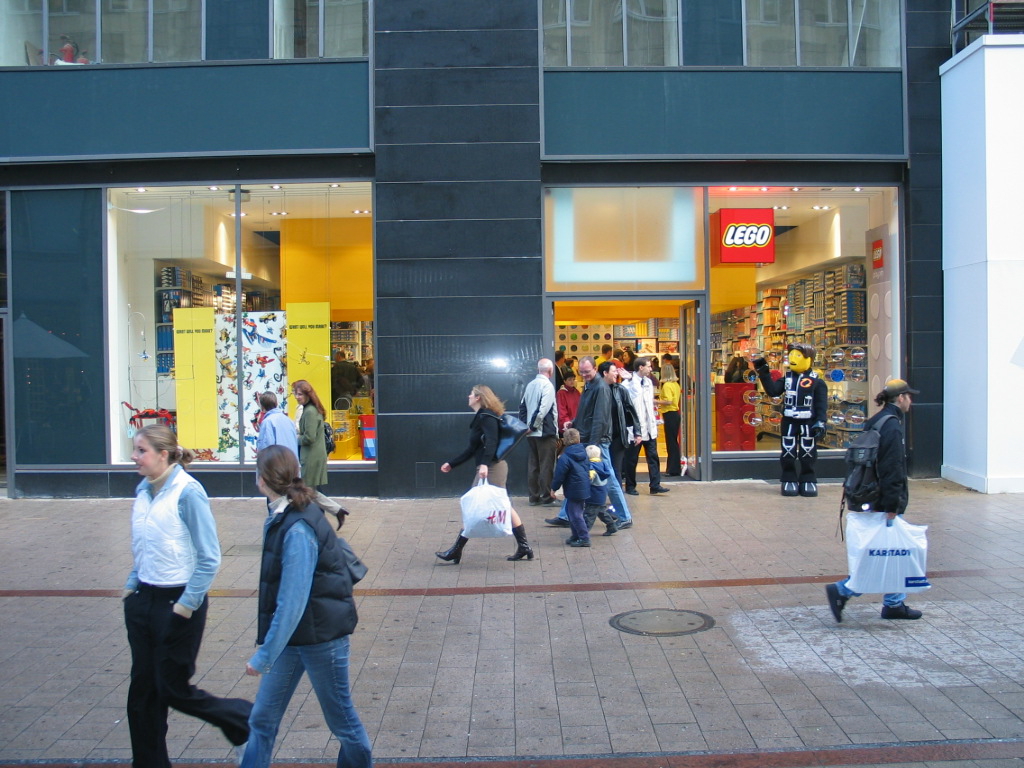 01-lego-store-hamburg-1.jpg