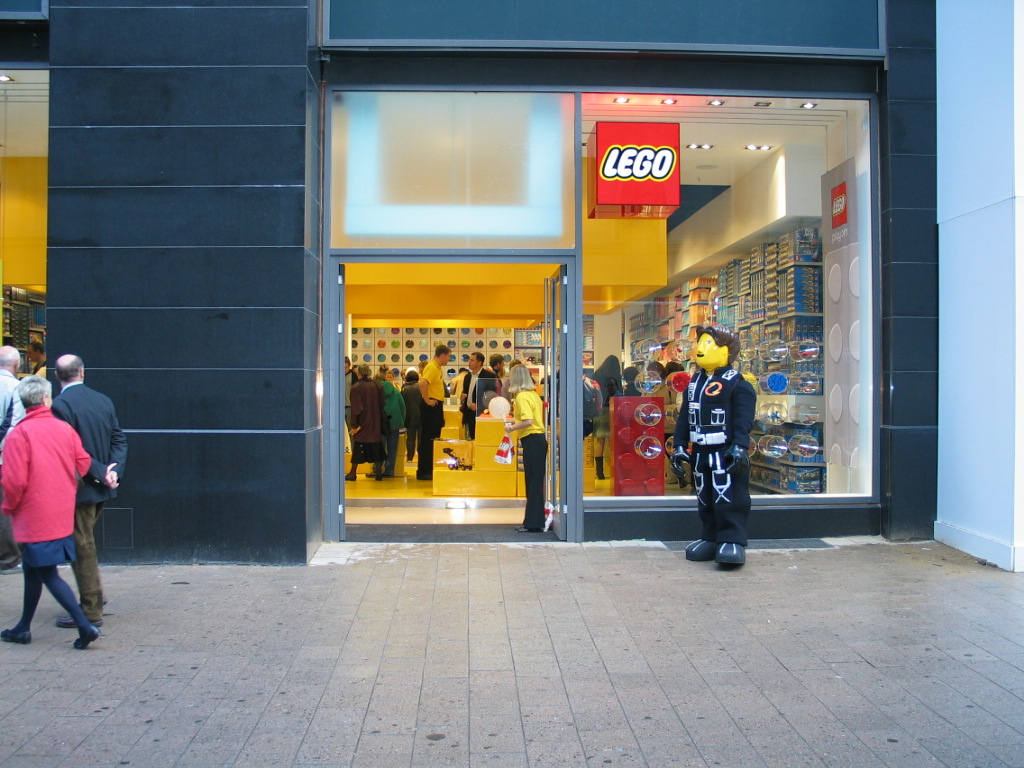01-lego-store-hamburg-2.jpg