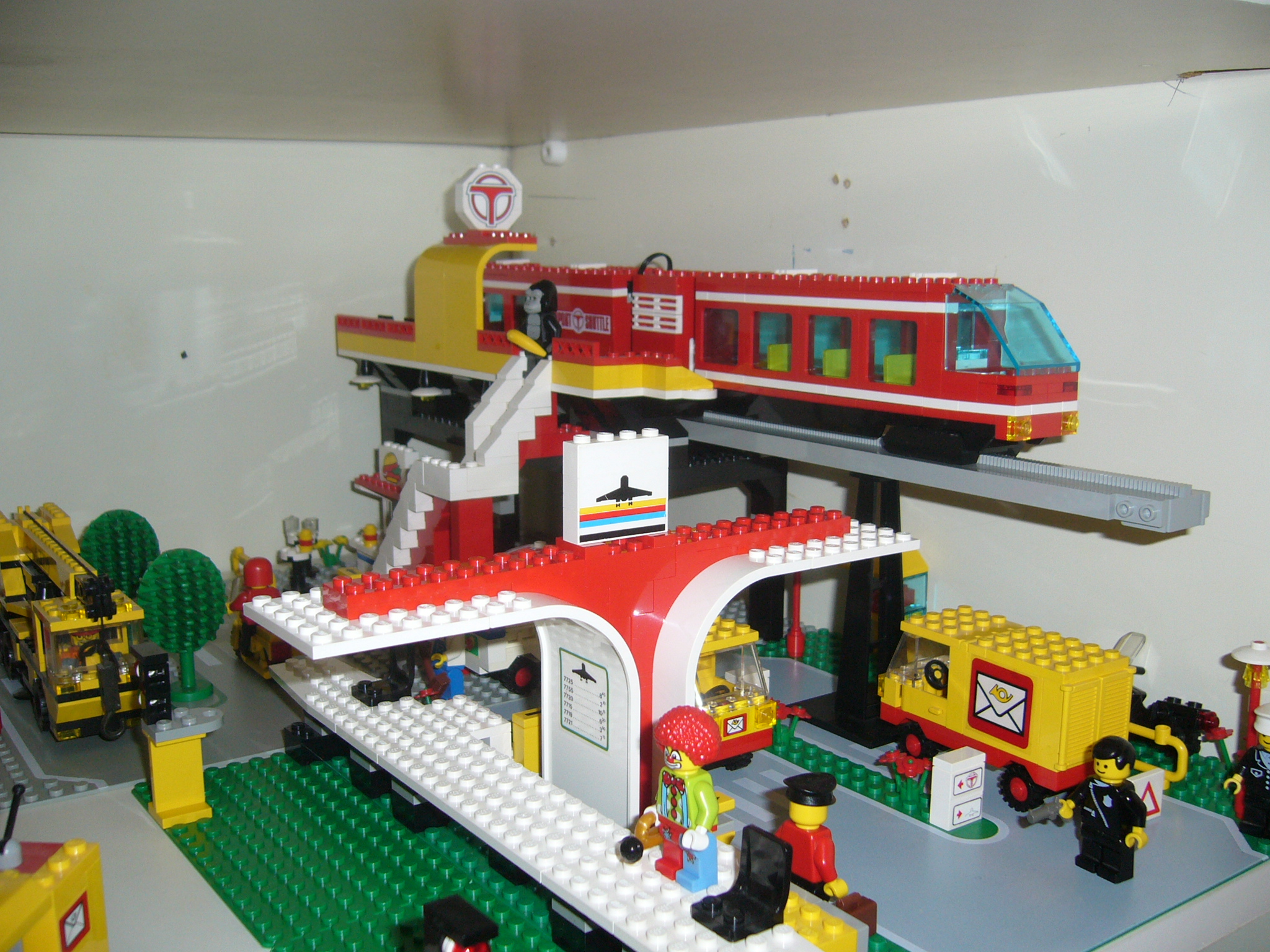 6399_monorail_-_airport_stop.jpg