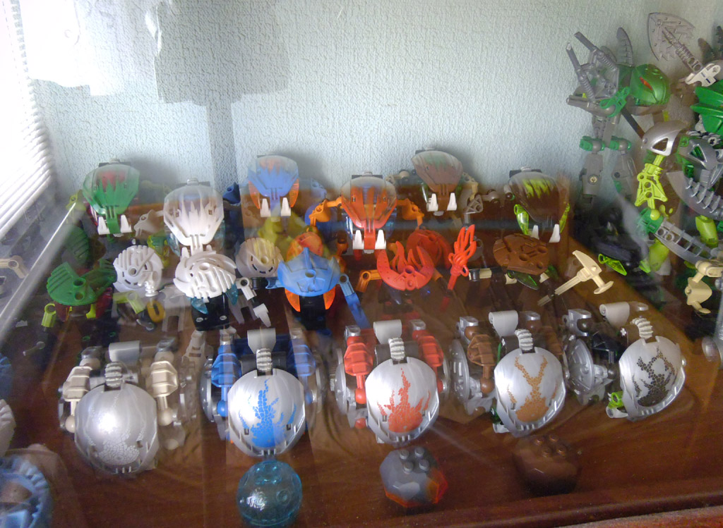 05-bohrok-behind-glass.jpg