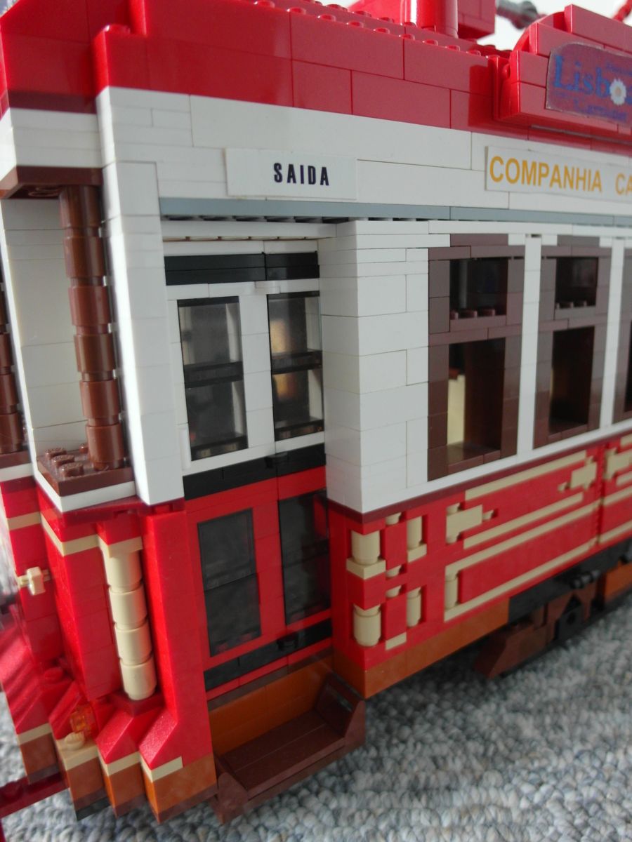 Lisboa_Tourist_Tram_2015_ao.JPG
