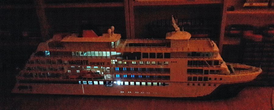 Hanseatic_Spirit_by_night_aa.jpg