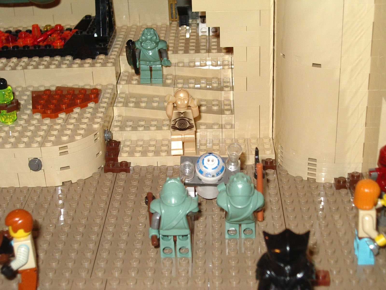 22_jabbas_palace_c3po_r2d2.jpg