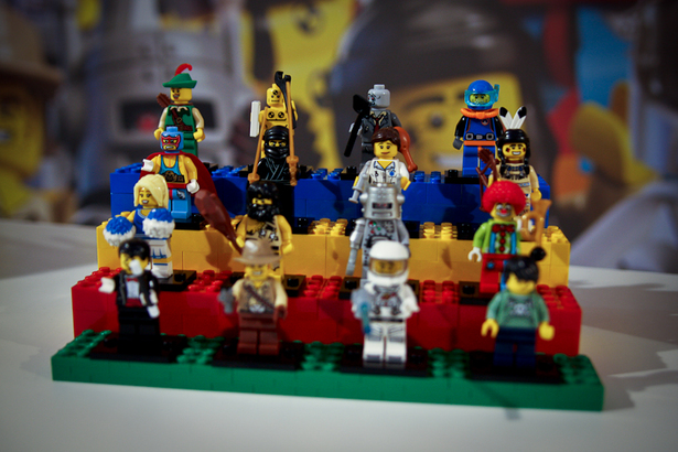 lego-minifig-16-set-collection-0.jpg