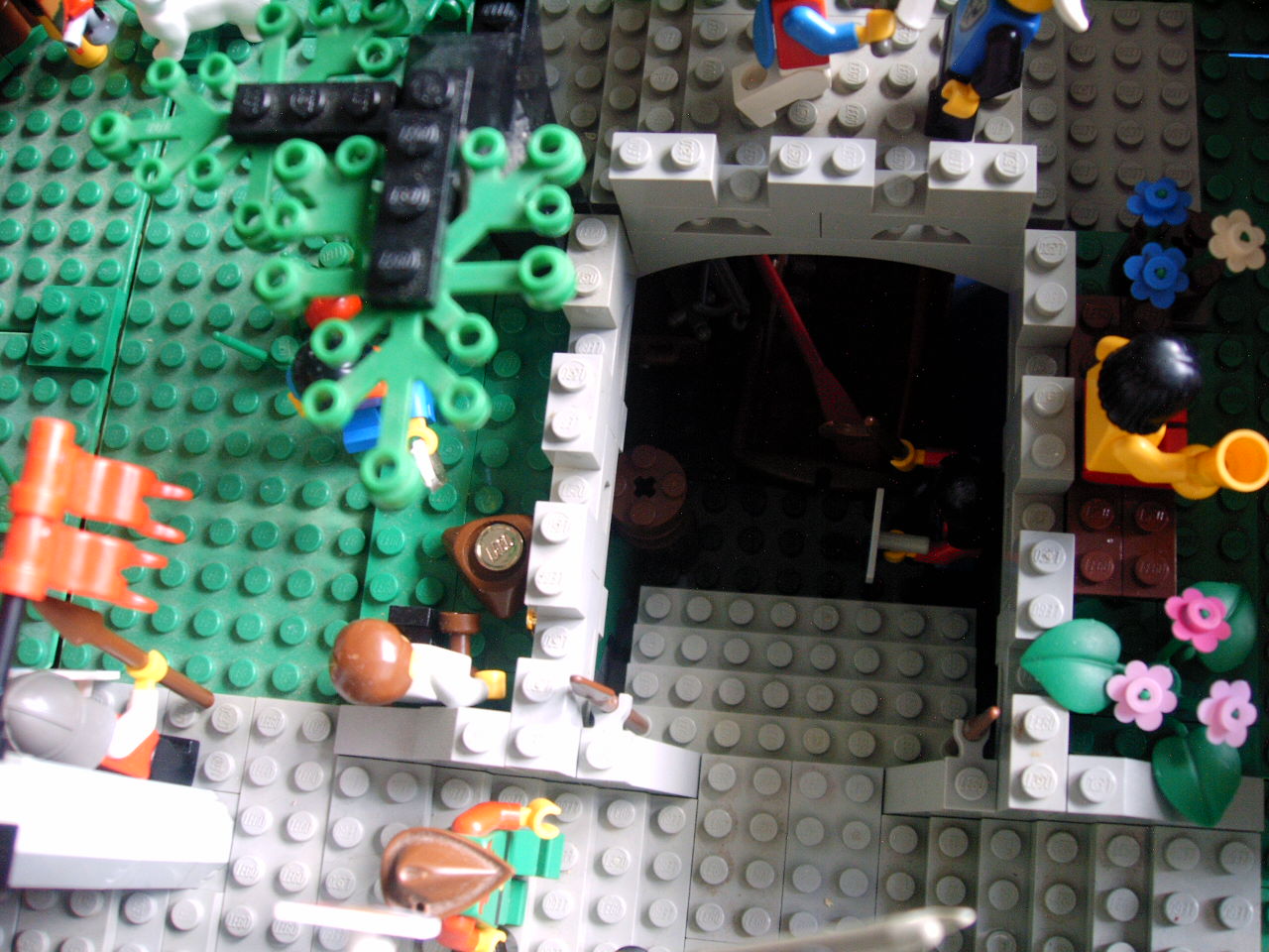 castle_courtyard_-_secret_escape_entrance_2.jpg