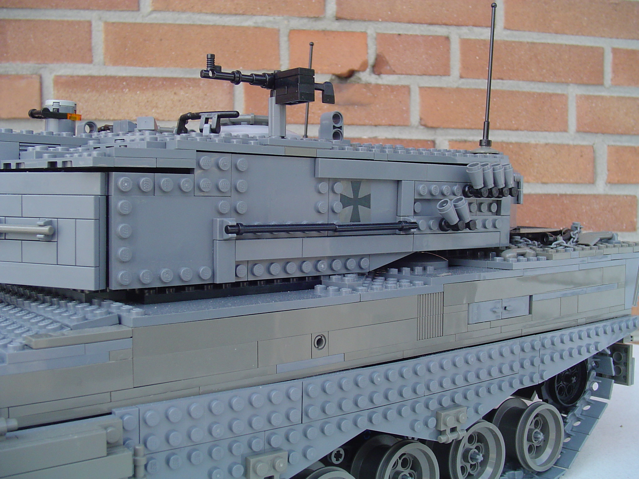 leo1981.jpg