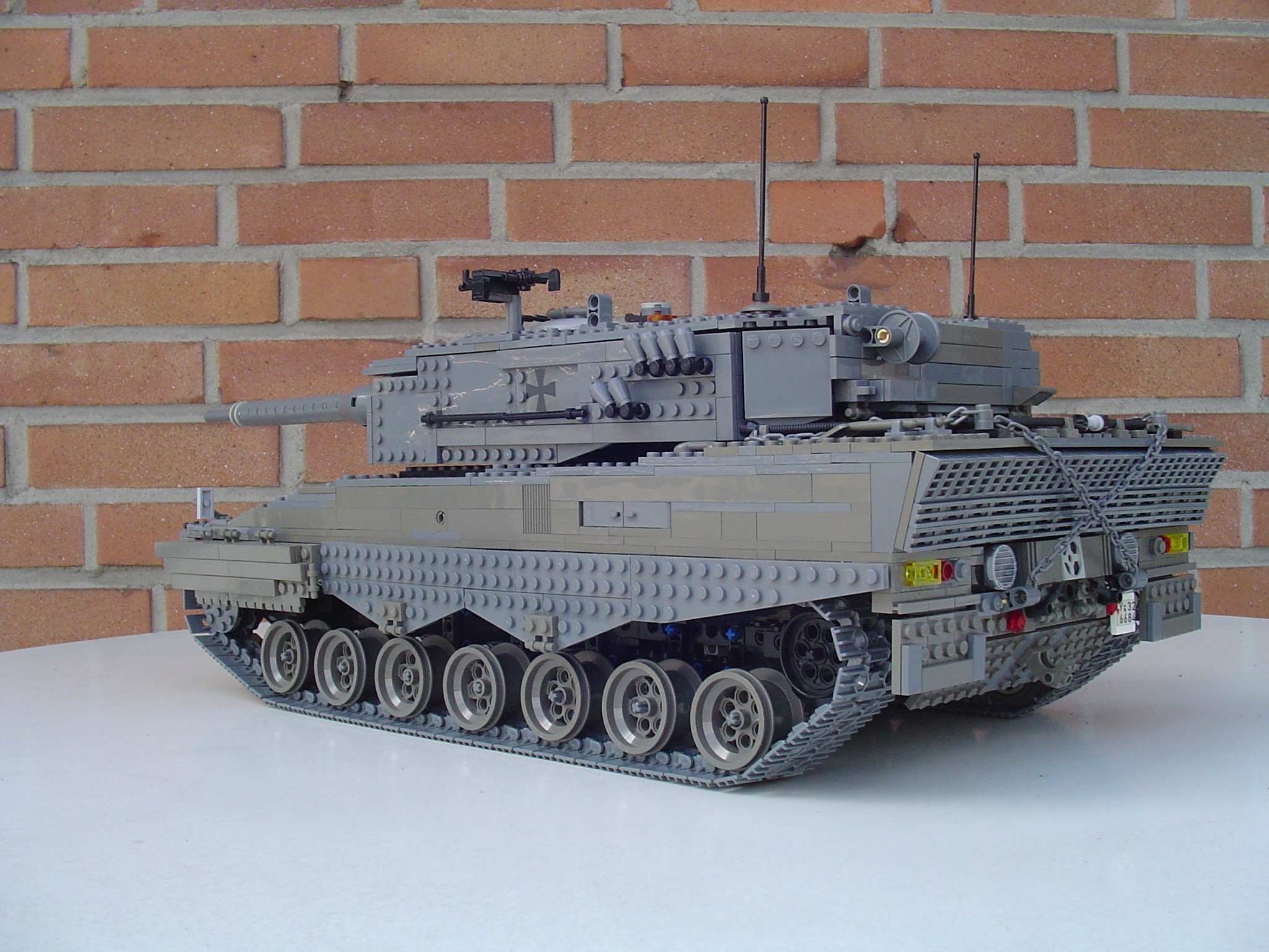 leo1983.jpg