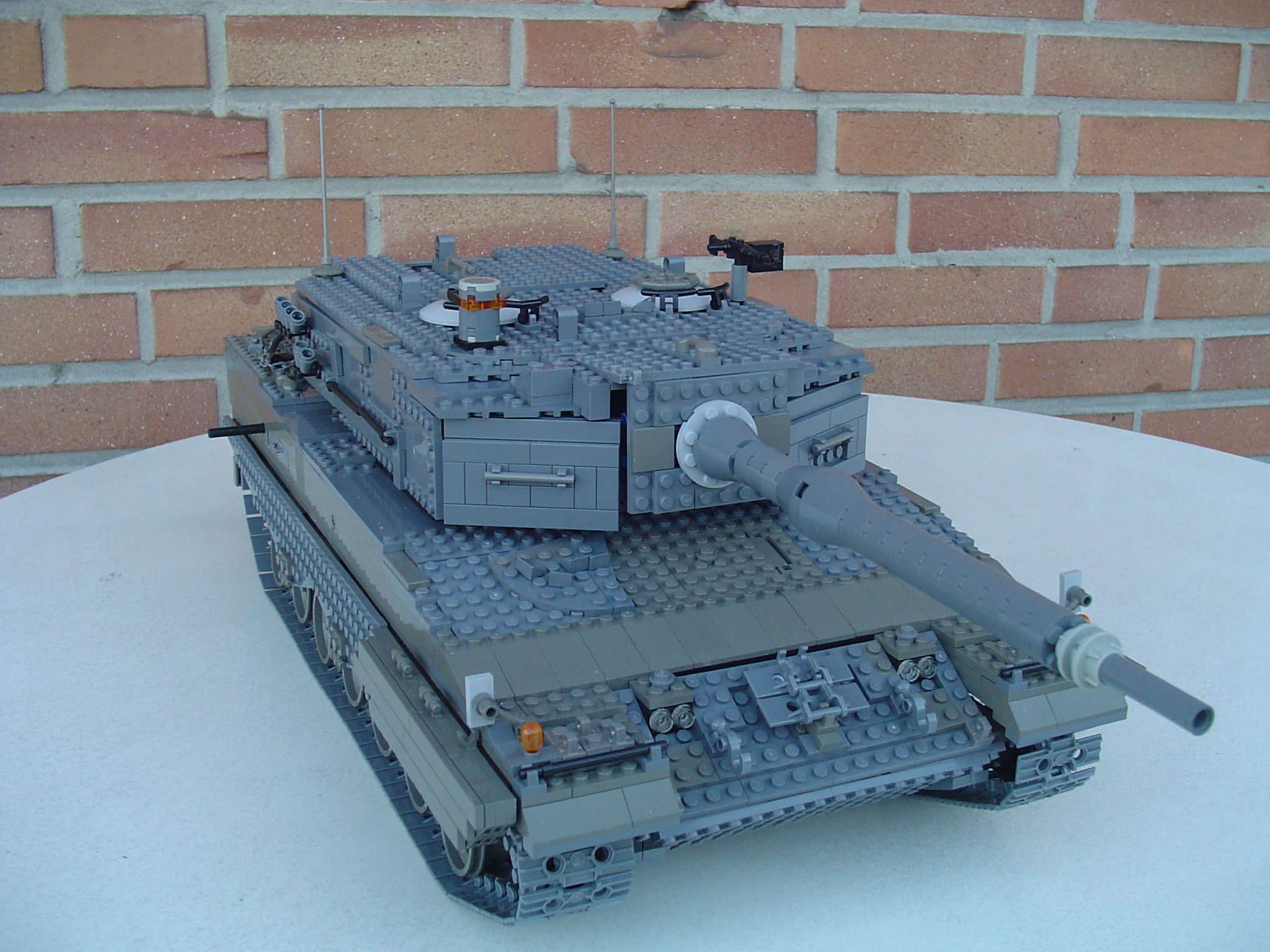 leo1992.jpg