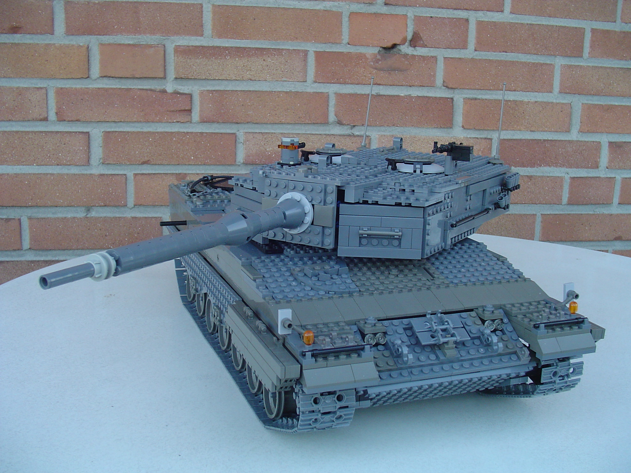 leo1993.jpg