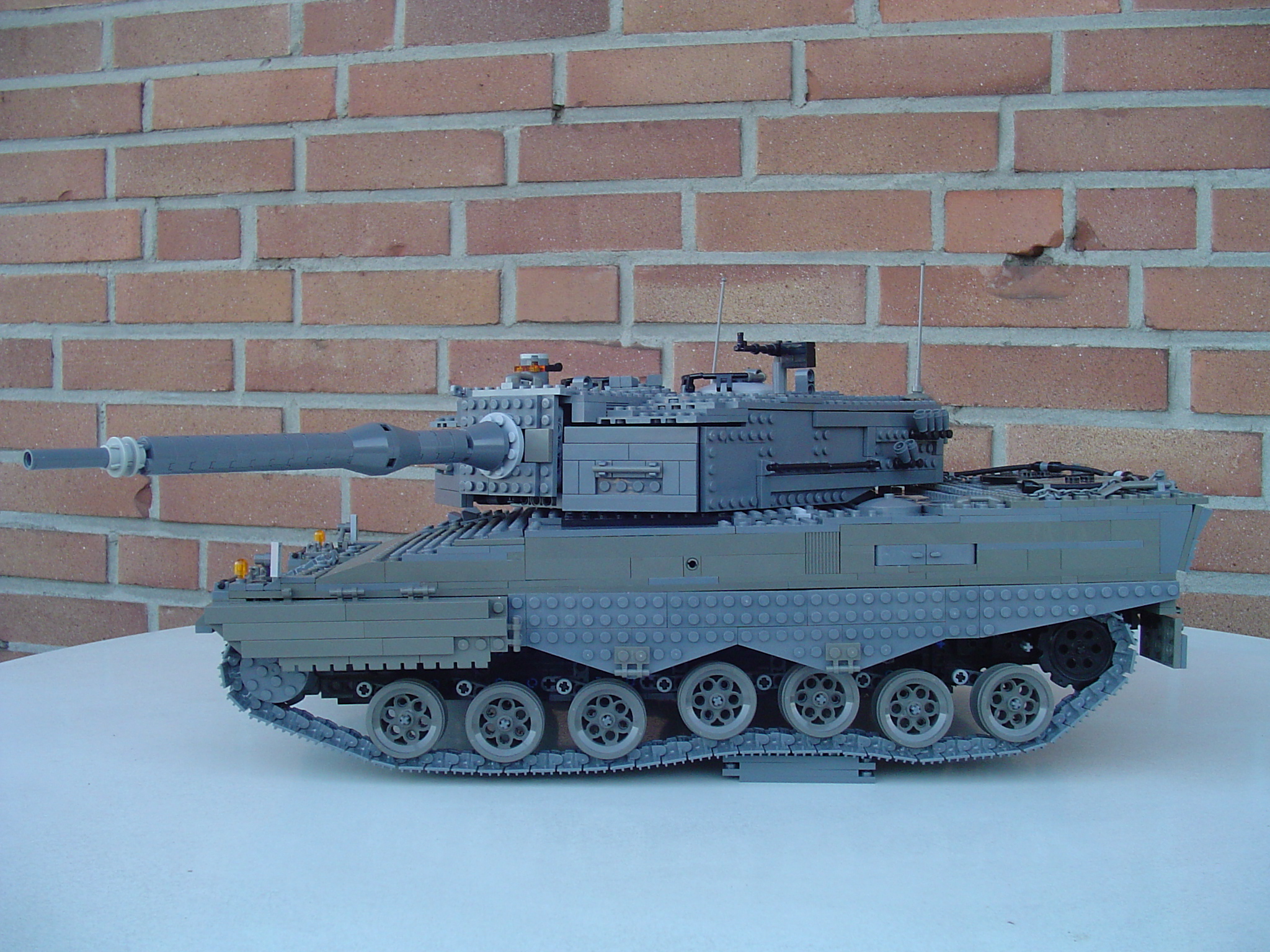 leo1994.jpg