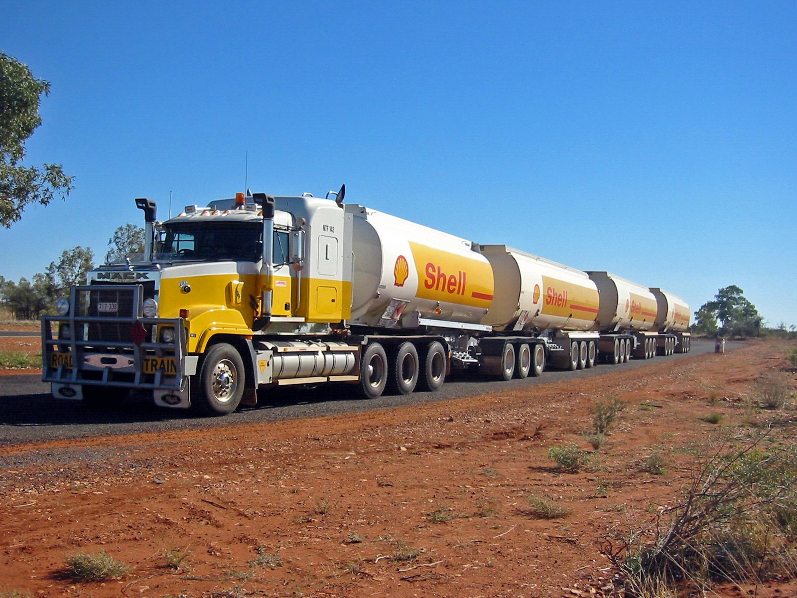 mack_titan_australia_1.jpg