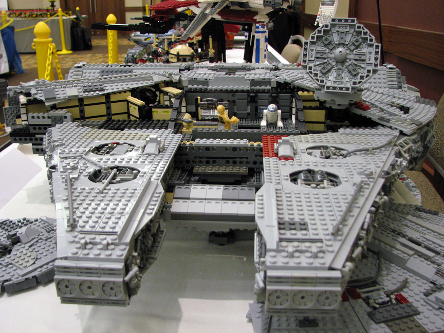 brickworldfalcon1824.jpg