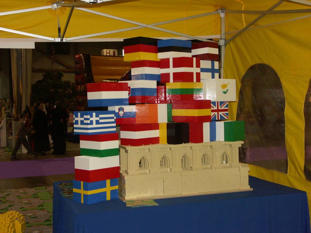 dirk_denoyelle_building-with-flags_02.jpg