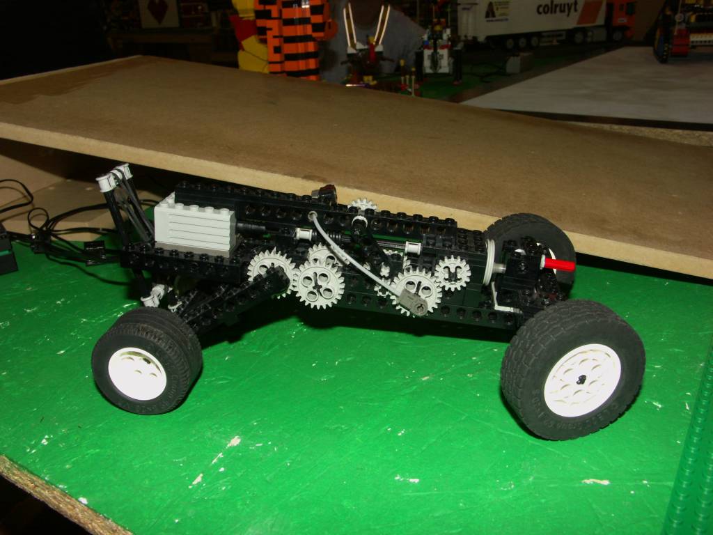 technic_car-driving_and_steering-with-1-motor-1.jpg