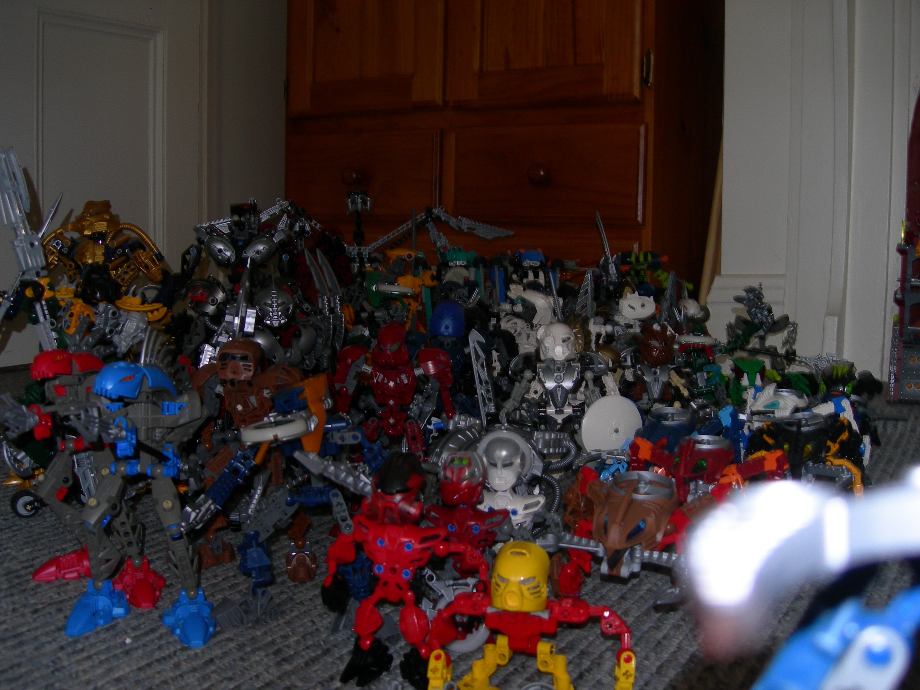 lots_of_bionicle.jpg