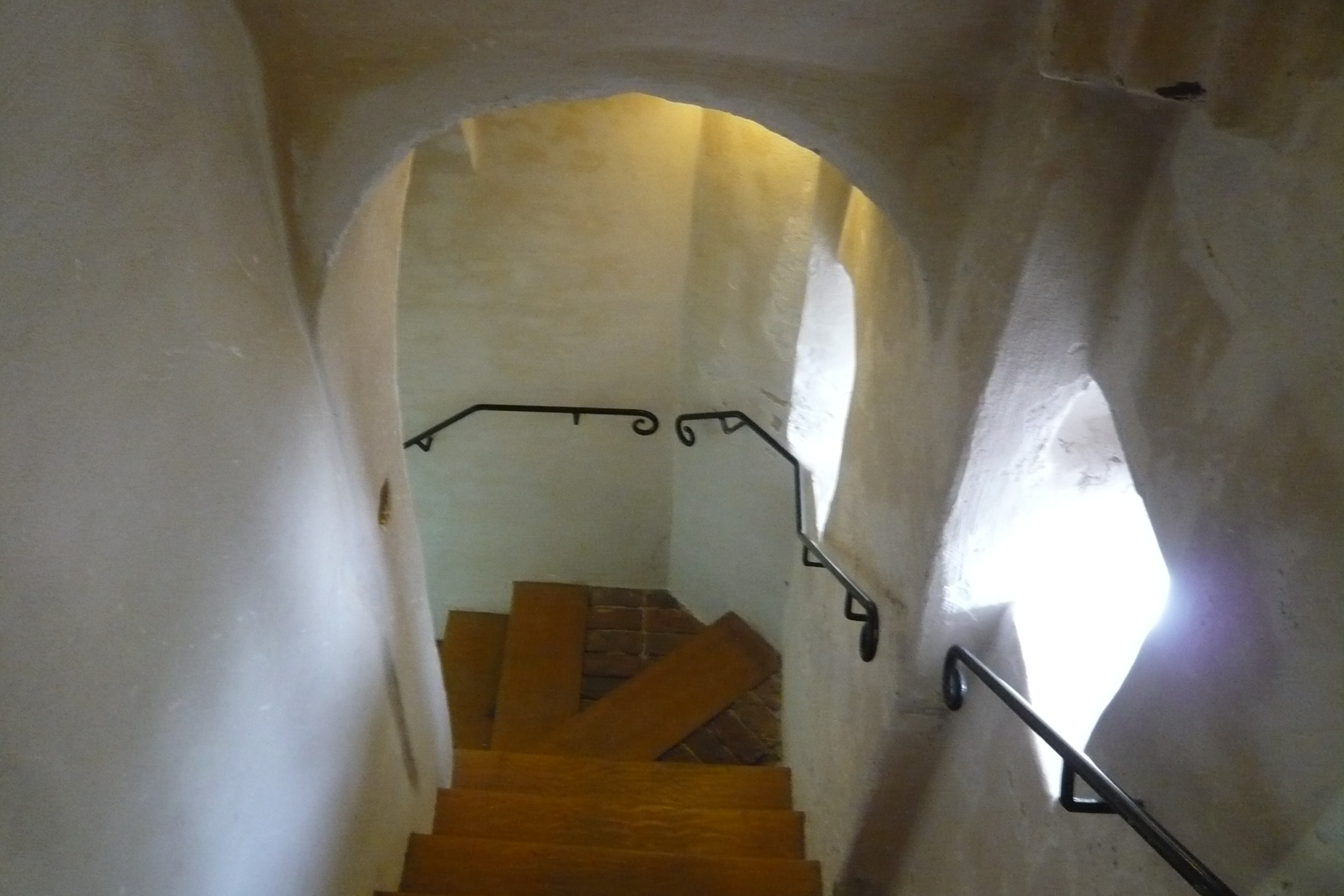 24_huys_dever_stairs_with_windows.jpg