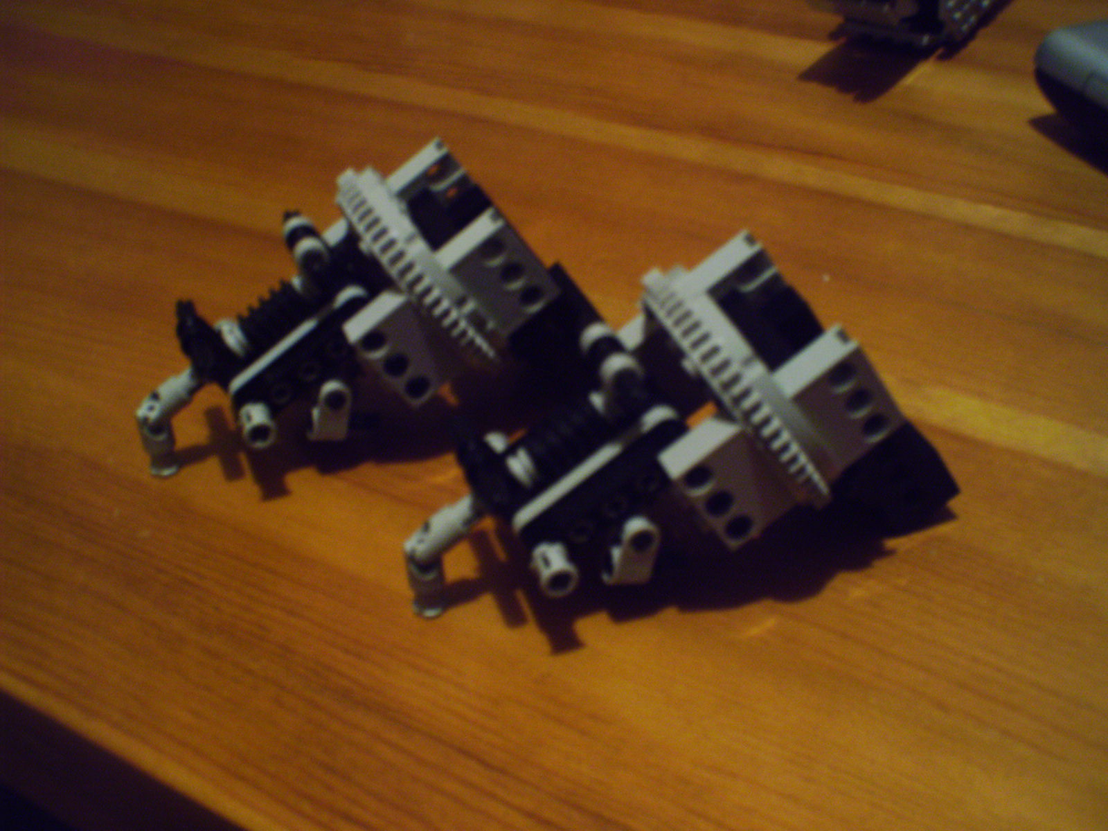 teknomeka_gears_shoulders_imag0002r.jpg